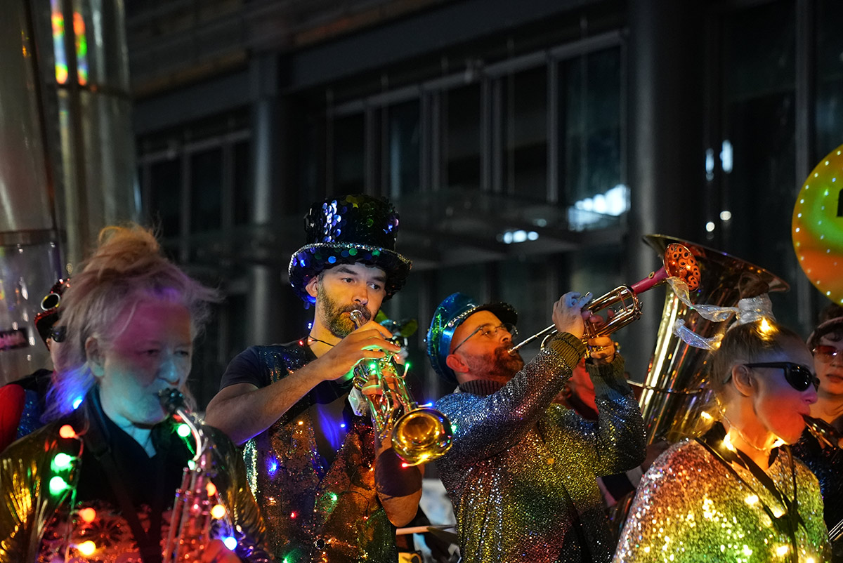 Brassband Fanfare Gertrude beim Festival of Lights 2023 in Berlin